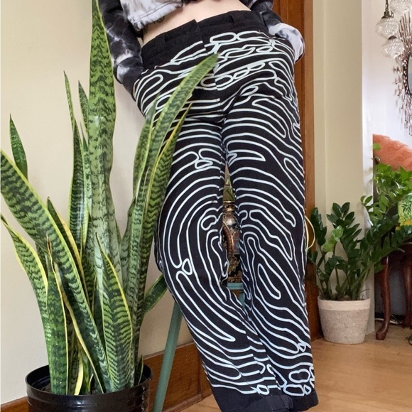 Hot Lava Thumbprint Work pant -Unisex
Wide Black White Print Size Small - Picture 2 of 16